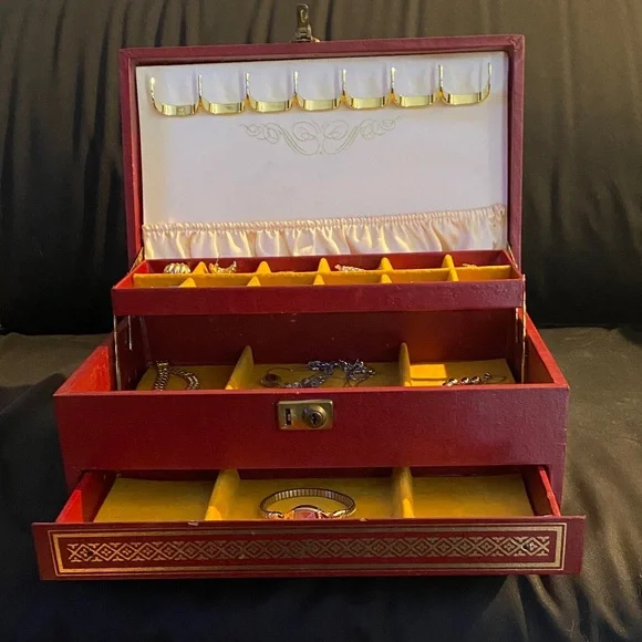 Elegant Red Jewelry Box. Vintage 1960’s - Picture 2 of 16